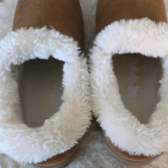 Minnetonka Tan Winter Boots with White Fur Lining - Picture 5 of 10